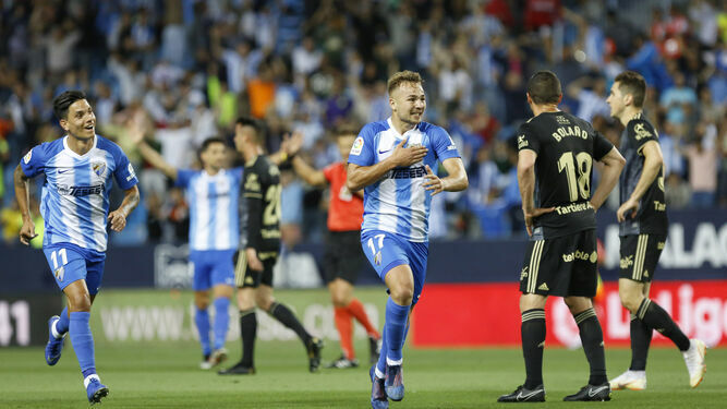 Ontiveros celebra un gol conseguido por el Málaga contra el Oviedo en mayo.