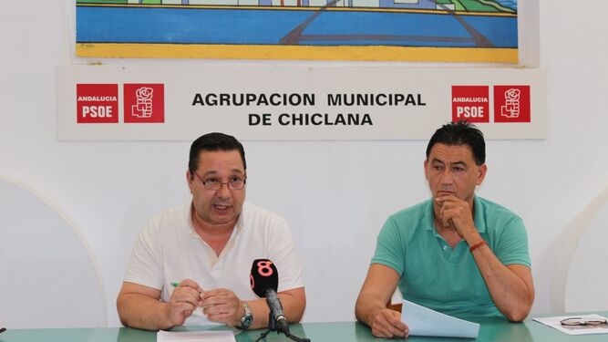 El secretario de Políticas Institucionales, Francisco Cifredo (izqda.), junto al también miembro del PSOE local Antonio Sánchez.