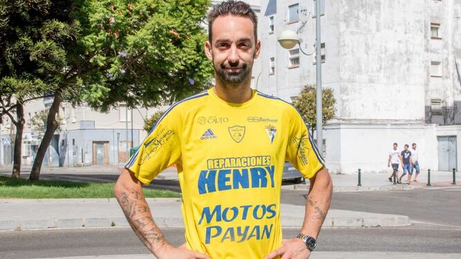 Juanillo posa con la camiseta amarilla del Cádiz CF Virgili.