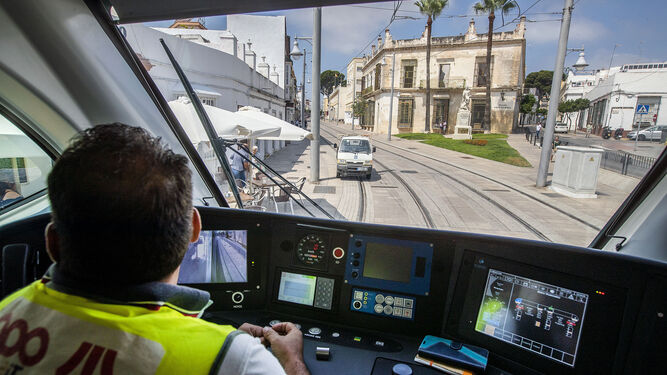 El tranvía de la Bahía, hace unos días, durante las pruebas dentro del término municipal de San Fernando.