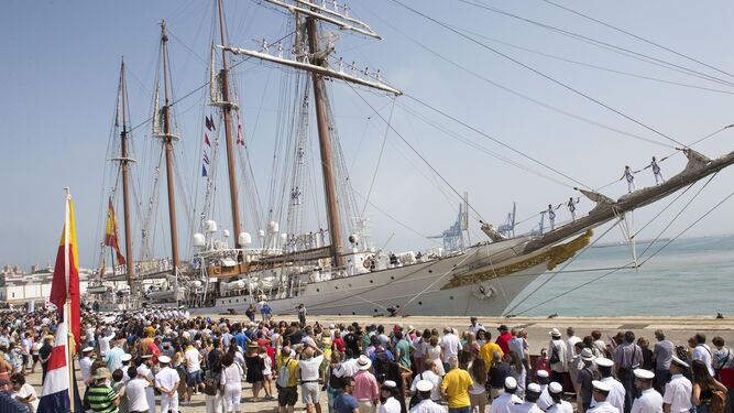 El 'Juan Sebastián de Elcano', en su última llegada a Cádiz.