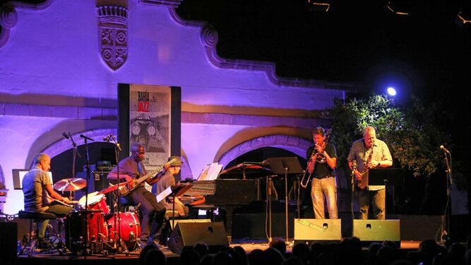 'Bobby Previte Classic Bump Band' durante el concierto el sábado por la noche en el Bahía Jazz Festival.