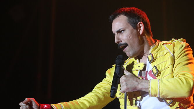 El vocalista de la banda tributo a Queen en el escenario del Concert Music Festival.