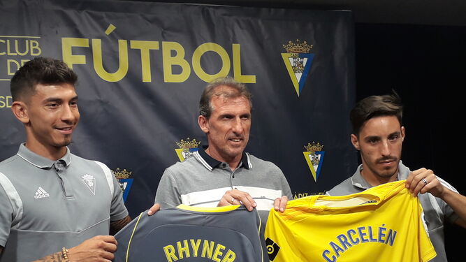 Rhyner y Carcelén posan en la sala de prensa del Carranza junto a Óscar Arias.