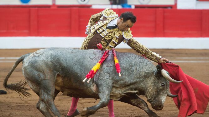 El Cid en un natural, ayer, en su despedida de la afición de la plaza de toros de Santander.