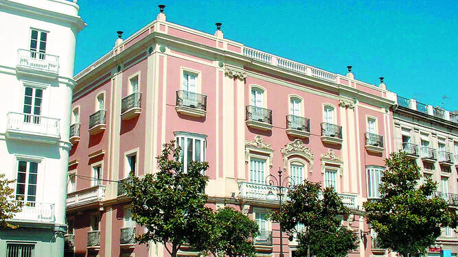 Fachada del edificio municipal del Casino Gaditano donde se aloja el Centro de Negocios.