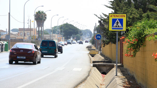 Carretera de la Rana Verde en dirección al Florín con numerosas entradas a calles anexas que presentan bordillos elevados.