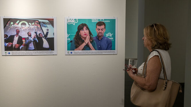 Dos de las fotografías de la exposición, relacionadas con los resultados de las últimas elecciones autonómicas.