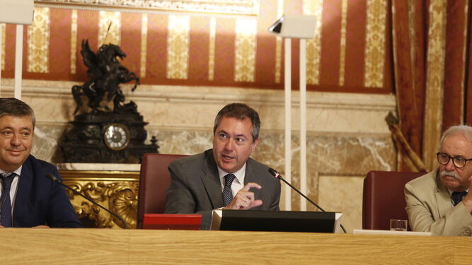 Juan Espadas presidiendo el pleno.