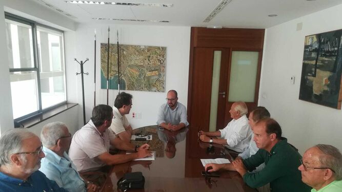 La reunión celebrada entre los empresarios y el alcalde Germán Beardo.