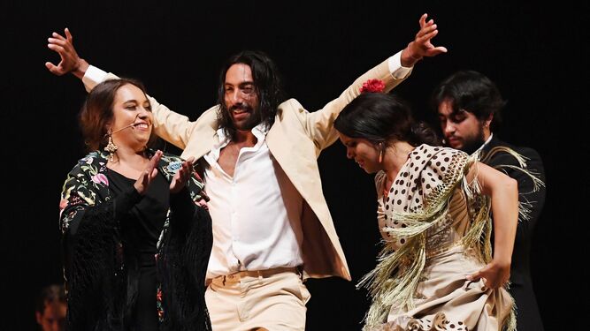 Eduardo Guerrero flanqueado por María Terremoto y María Moreno, en el Festival Flamenco de Londres.