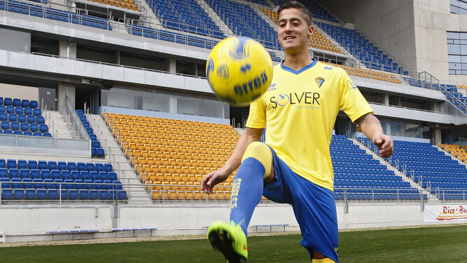Hugo Rodríguez hace malabarismos con un balón el día de su presentación en el Cádiz.