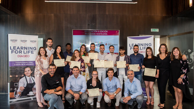 Alumnos del Programa Learning for Life Hostelería en la ceremonia de graduación de la tercera edición de Learning for Life en Sevilla.