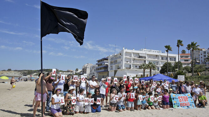 La concentración  realizada por los ecologistas en la playa de Fuentebravía.
