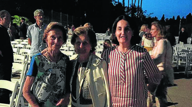 Encarna Bustillo Ruiz de Somavía, Sole Vidaurreta y Eugenia Barbadillo, coincidieron en el acto.