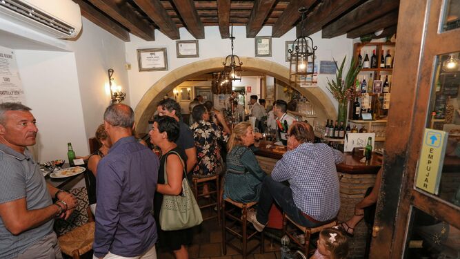 Interior de 'La Bodeguita del Bar Jamón', en la calle Misericordia, uno de los restaurantes más conocidos y concurridos en el verano portuense.