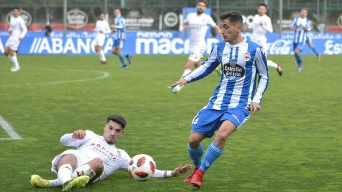Juanje (d) golpea el balón en un partido del Deportivo Fabril, su último equipo.