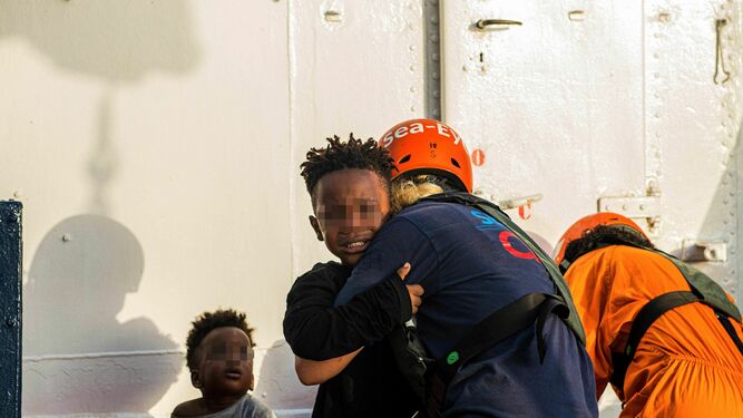 Momento en el que el barco 'Alan Kurdi' rescata a 40 migrantes en el Mediterráneo central.