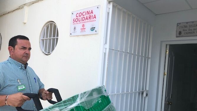 Repartidor del servicio a domicilio de Mercadona en una de las entregas diaria de alimentos a la Cocina  Solidaria de Sanlúcar de Barrameda.