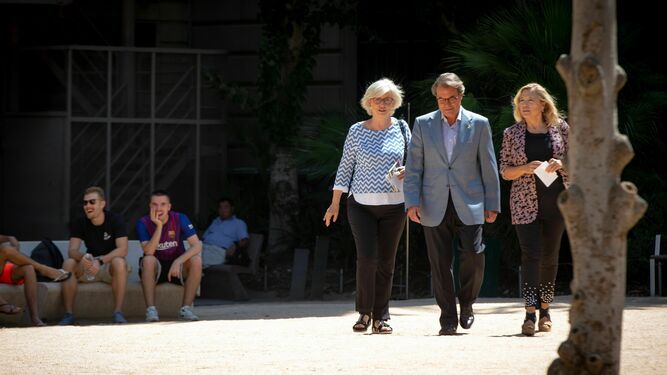 Mas (c), ex presidente de la Generalitat; la ex vicepresidenta Ortega (d) y la ex 'consellera' Rigau paseando ayer por los jardines del Palau Robert de Barcelona.