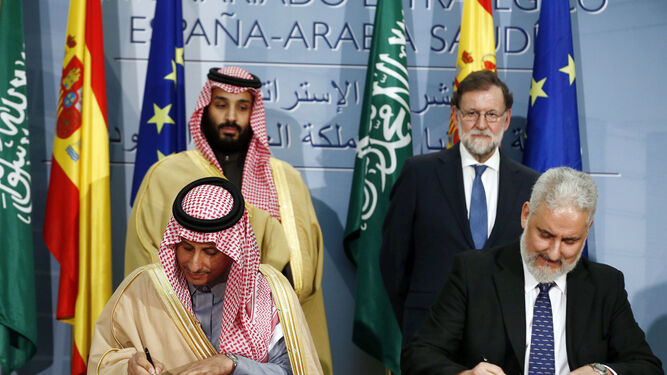 El presidente de SAMI, Ahmed Al-Kateeb, firma el acuerdo de las corbetas con el entonces presidente de Navantia, Esteban García Vilasánchez.