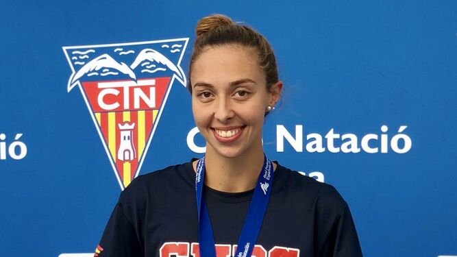 Paloma de Bordons sonríe el sábado en el podio del Club Natació Terrassa.