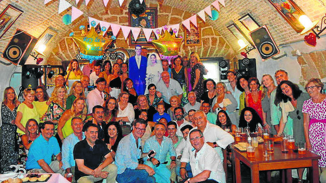 Los anfitriones, con el grupo de familiares y amigos, durante la celebración de las bodas de plata matrimoniales en la peña Paco Alba.