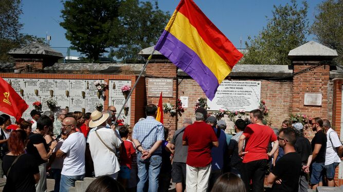 El Partido Comunista de España (PCE) esta mañana durante el homenaje a Las Trece Rosas en el Cementerio del Este, en Madrid.