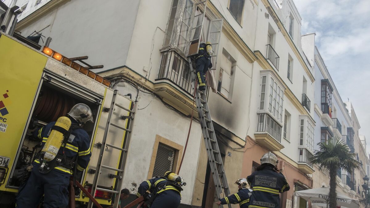 Uno de los bomberos penetra en el interior de la vivienda, en 2019.