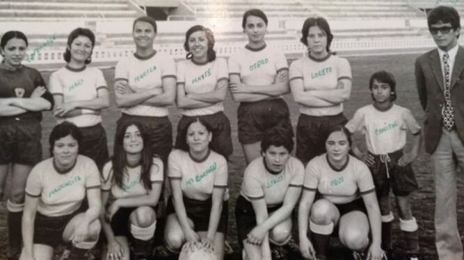El Balón de Cádiz femenino posa en Carranza en la década de los 70.