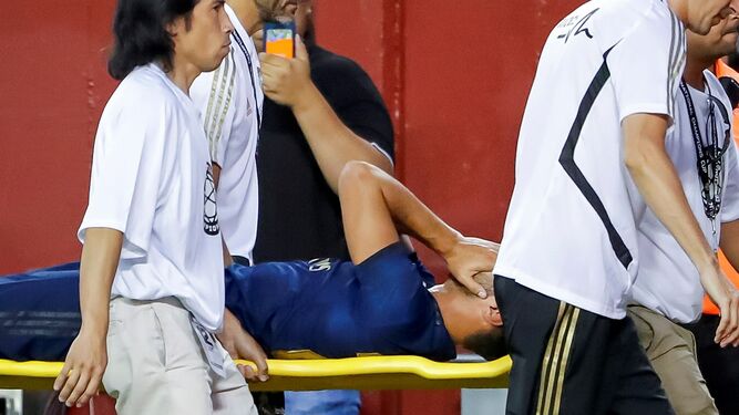 Marco Asensio, trasladado en camilla tras la grave lesión sufrida en el amistoso frente al Arsenal.