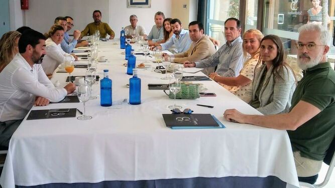 Imagen de los hoteleros portuenses durante la reunión que han mantenido hoy con Curro Martínez, concejal de Turismo.