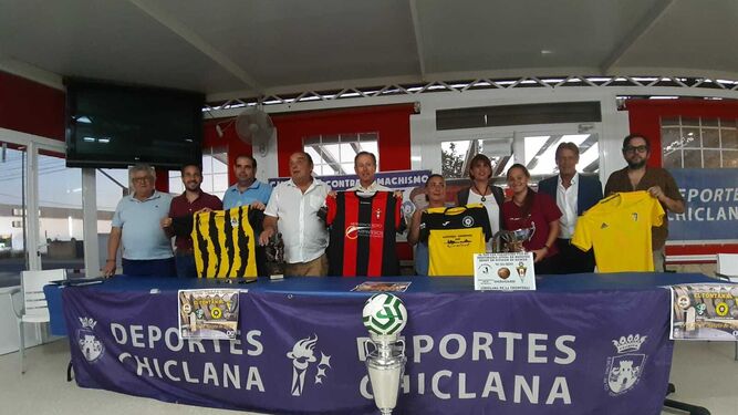 Posado de los representantes de los clubes participantes junto al alcalde chiclanero.