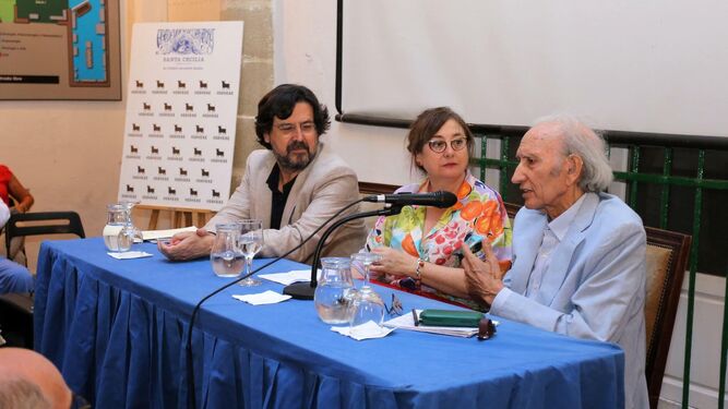 José Manuel Sevilla, Mari Carmen Cebrián y José Luis Alonso de Santos, durante la sesión de los Martes de la Academia.