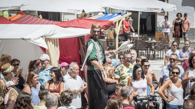 Un malabarista con zancos recorre el Mercado Andalusí.