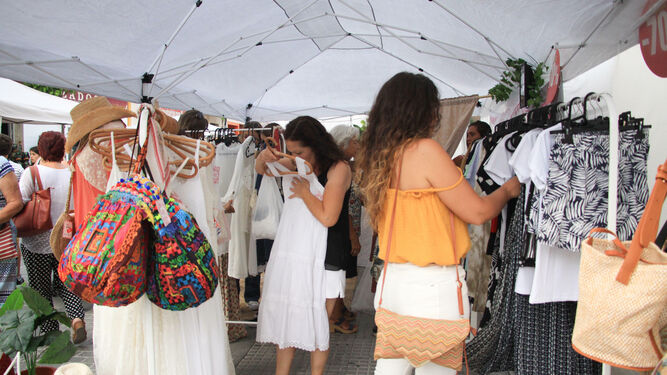 Mujeres en uno de los comercios de venta de vestidos.