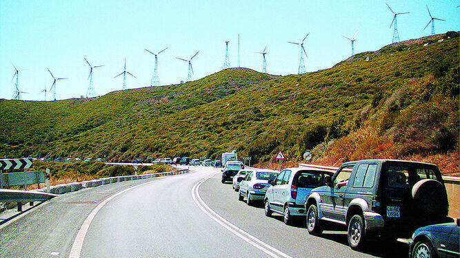 Interminables colas de vehículos entre Tarifa  y Algeciras.