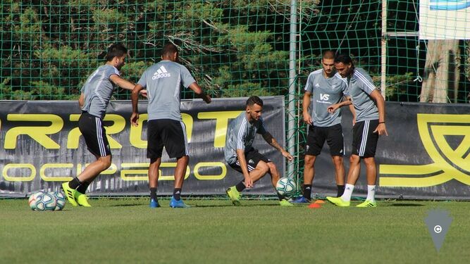 Varios jugadores del Cádiz, durante el entrenamiento desarrollado en la mañana del sábado.