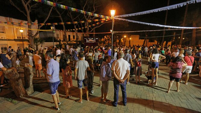 Una imagen de la verbena celebrada en la barriada de la Playa, que tuvo una excelente afluencia de público.