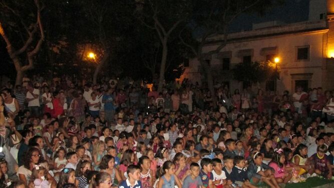 La muestra de títeres se celebra en la Plaza del Castillo, con entrada libre.