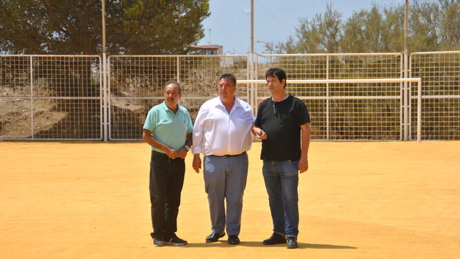 El concejal Javier Navarro con José Ruiz Cortejosa y Antonio Vela, de la asociación de vecinos La Almadraba.