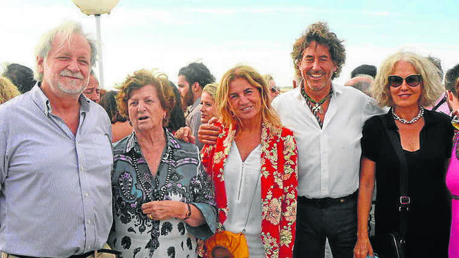 Los duques de Medina Sidonia con Ymelda Moreno, Teresa de la Cierva y Álvaro de Marichalar.