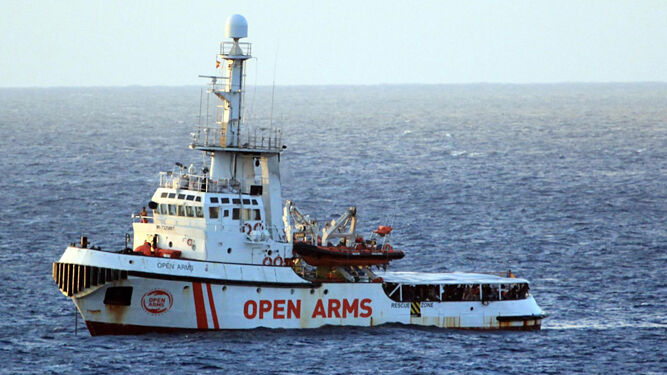 El Open Arms, este jueves en las cercanías de la isla de Lampedusa.
