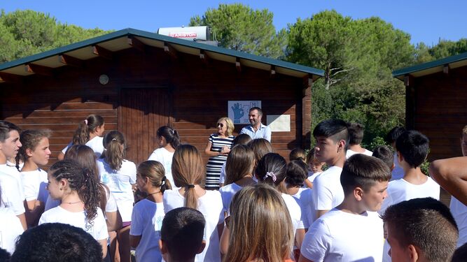 Millán Alegre y Mari Carmen Lara visitaron a los menores participantes en el encuentro.