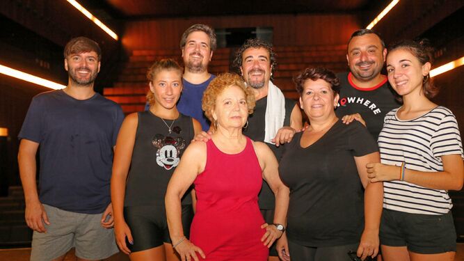 De Izda. a Dcha.: Alejandro, Mariví, Tomás, Manoli, Juanjo, Rosa, Rober y Noelia durante el ensayo en el escenario del teatro Pedro Muñoz Seca.