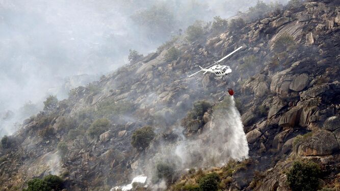 Un helicóptero en labores de extinción de un incendio  forestal.
