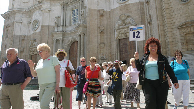 Un grupo de turistas en la plaza de la Catedral, en una imagen de archivo.