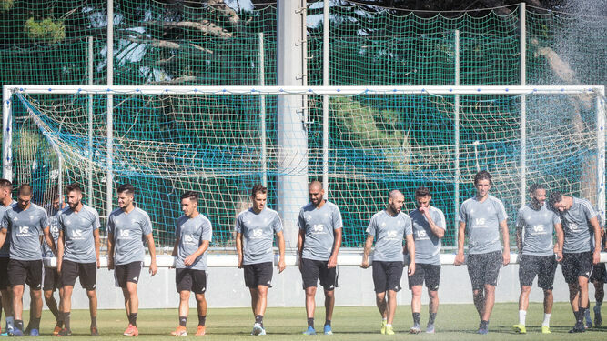 Los jugadores del Cádiz, durante un entrenamiento.