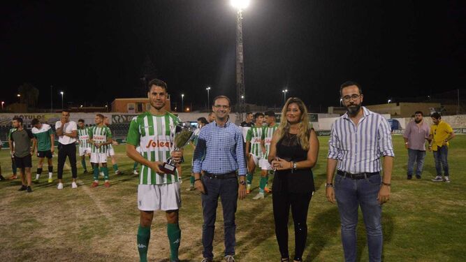 Víctor Mora, alcalde de Sanlúcar, entregó el trofeo de campeón a José Romero, capitán del Atleti.