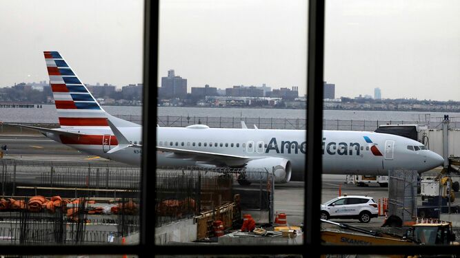 Un 737 MAX 8 de American Airlines, en el aeropuerto de LaGuardia de Nueva York.